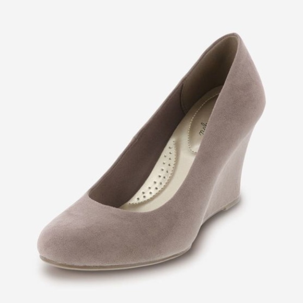 NWOT Taupe Wedges